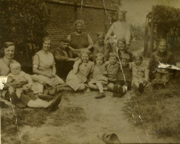 Groepsfoto Margaretha Van Acker met geburen